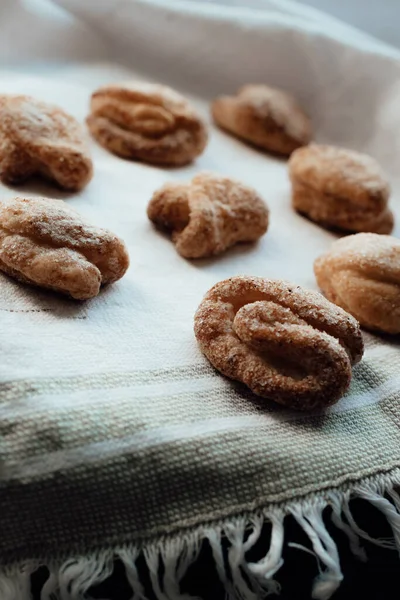ベーカリー製品 タオルの背景に砂糖と自家製クッキー 背景画像 コピースペース トップビュー フラットレイ — ストック写真