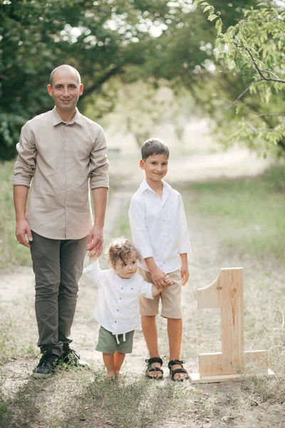 Pria Muda Yang Bahagia Dengan Anak Anak Ladang Gandum Musim — Stok Foto