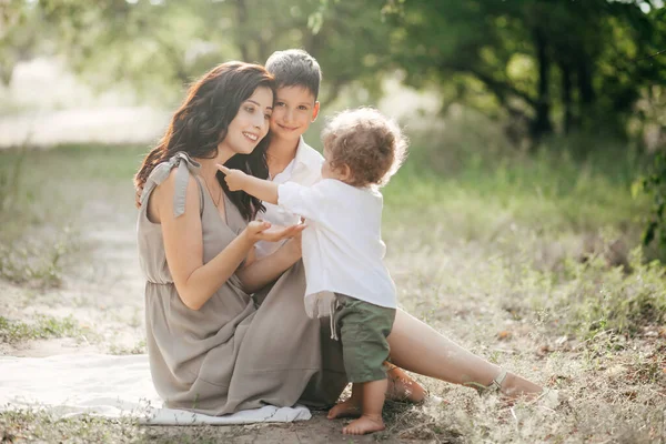 Boldog Fiatal Gyerekekkel Búza Nyári Mezőn Boldog Anyaságot Kaland Utazás — Stock Fotó