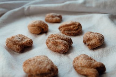 Fırın ürünleri. Havluda şekerli ev yapımı kurabiyeler. Arkaplan resmi, kopyalama alanı. Üst görünüm, düz görünüm