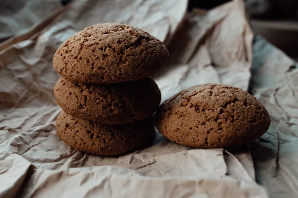 Fırın ürünleri. Kağıt üzerinde şekerli ev yapımı kurabiyeler. Arkaplan resmi, kopyalama alanı. Üst görünüm, düz görünüm