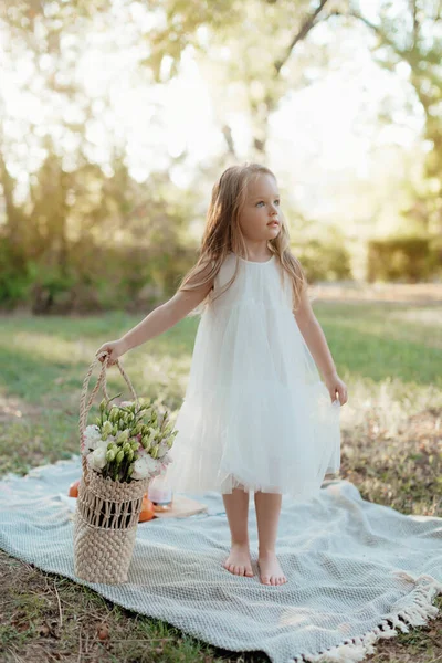 Retrato Close Uma Menina Campo Verão Trigo Feliz Conceito Infância — Fotografia de Stock