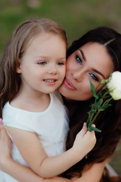 Close Portret Van Een Klein Meisje Moeder Tarweveld Gelukkige Kindertijd — Stockfoto