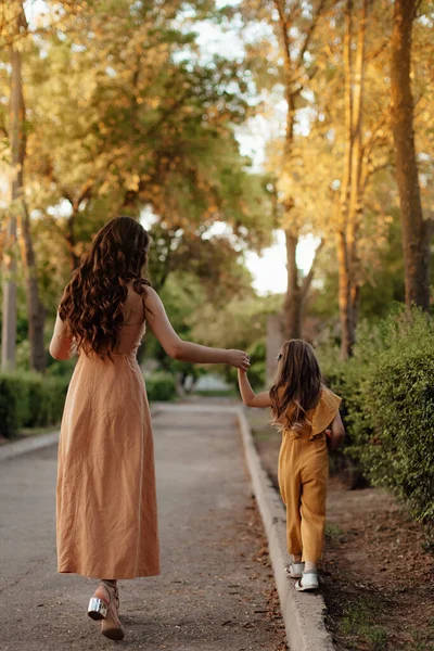 Retrato Close Uma Pequena Menina Mãe Campo Verão Trigo Feliz — Fotografia de Stock