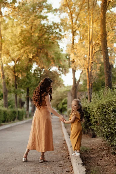 Närbild Porträtt Liten Flicka Och Mor Vete Sommarfält Glad Barndomsidé — Stockfoto