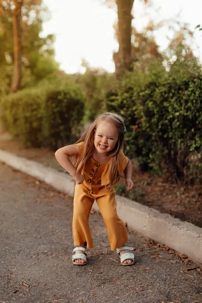 Retrato Close Uma Menina Campo Verão Trigo Feliz Conceito Infância — Fotografia de Stock