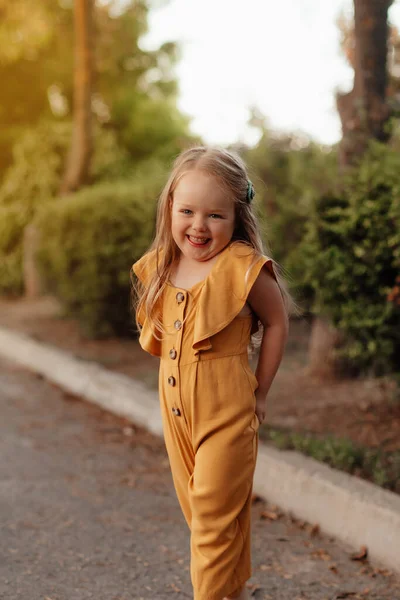 Κοντινό Πορτραίτο Ενός Μικρού Κοριτσιού Στο Χωράφι Σιτάρι Χαρούμενη Παιδική — Φωτογραφία Αρχείου