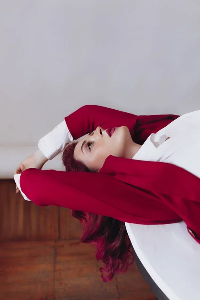 Ουκρανικό Νεαρό Κορίτσι Κόκκινο Κοστούμι Ανοιχτό Φόντο Γυναικείο Σώμα Και — Φωτογραφία Αρχείου