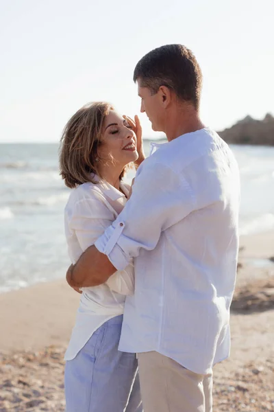 Feliz Pareja Romántica Mediana Edad Están Junto Mar Concepto Estilo — Foto de Stock