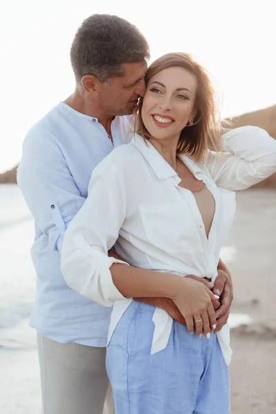 Glückliche Romantische Paare Mittleren Alters Sind Meer Lifestyle Konzept Nahaufnahme — Stockfoto