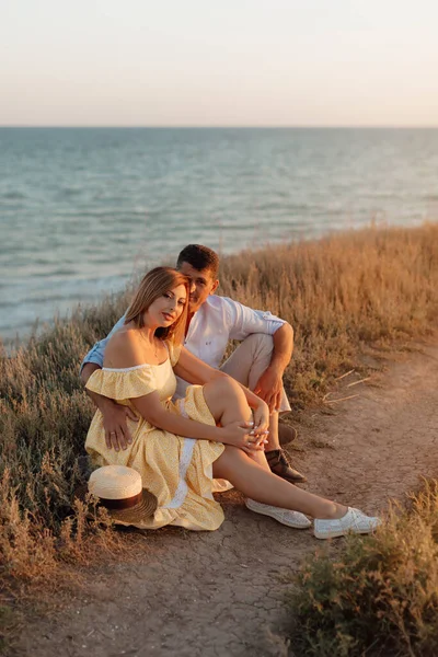 Boldog Romantikus Középkorú Pár Van Tenger Mellett Életmód Koncepció Közelkép — Stock Fotó