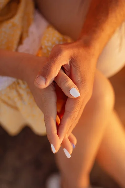 Ręce Łączą Się Tle Światłem Słonecznym Piękny Romantyczny Moment Między — Zdjęcie stockowe
