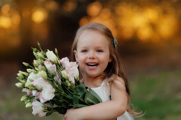 Close Portret Van Een Klein Meisje Tarweveld Gelukkige Kindertijd Concept — Stockfoto