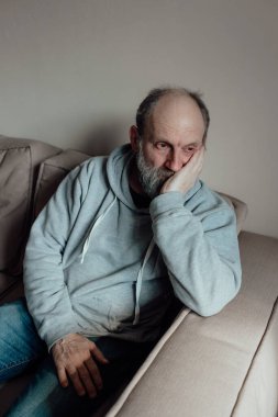 Ukraynalı endişeli orta yaşlı adam ellerini katladı ve dikkatlice düşündü. Mutsuz olgun büyükbaba evde..