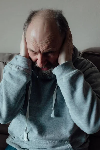 Ukrainischer Besorgter Mann Mittleren Alters Erschrak Vor Lauter Geräuschkulisse Und — Stockfoto