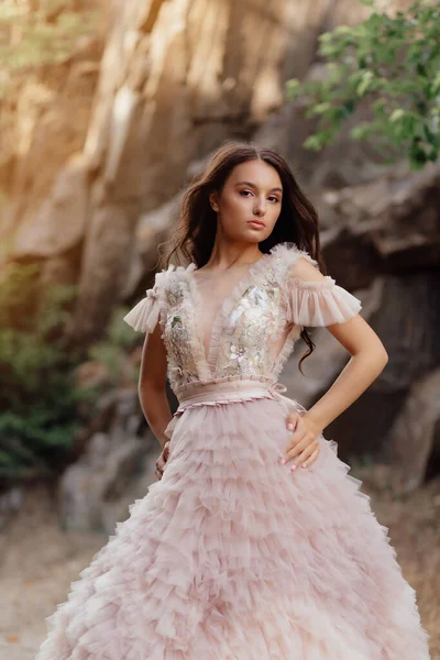 Modieus Jong Model Boho Stijl Jurk Een Achtergrond Van Rotsen — Stockfoto