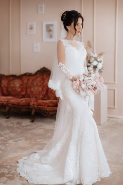 Güzel genç gelinin portresi. Hassas bir kadın portresi. Düğün makyajı. Doğal güzellik..