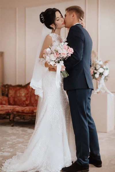 Beautiful Young Couple Bride Groom Luxurious Light Interior Wedding Day — Φωτογραφία Αρχείου