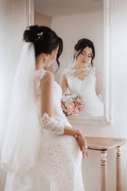 Güzel genç gelinin portresi. Hassas bir kadın portresi. Düğün makyajı. Doğal güzellik..