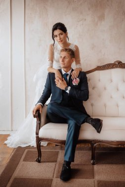 Gelin ve damat, güzel genç bir çift. Şatafatlı bir iç mekan. Düğün günü konsepti