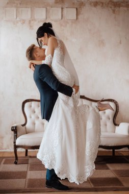 Gelin ve damat, güzel genç bir çift. Şatafatlı bir iç mekan. Düğün günü konsepti