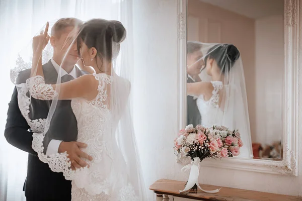 Beautiful Young Couple Bride Groom Luxurious Light Interior Wedding Day — 图库照片