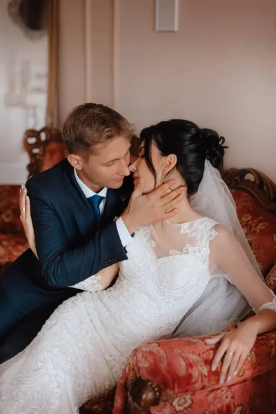 Beautiful Young Couple Bride Groom Luxurious Light Interior Wedding Day — ストック写真