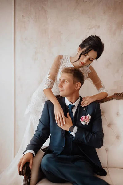 Beautiful Young Couple Bride Groom Luxurious Light Interior Wedding Day — Stockfoto