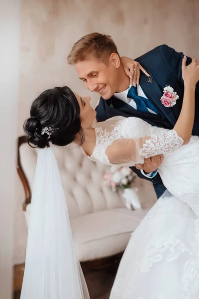 Beautiful Young Couple Bride Groom Luxurious Light Interior Wedding Day — Stock Photo, Image
