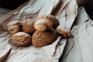 Fırın ürünleri. Kağıt üzerinde şekerli ev yapımı kurabiyeler. Arkaplan resmi, kopyalama alanı. Üst görünüm, düz görünüm