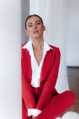 Kıyafetlerin şık bir kombinasyonu olan bir kız. Tamamen kırmızı. Doğal renkler. Doğal kadın güzelliği. Reklam ya da kıyafet satışı tasarımı.