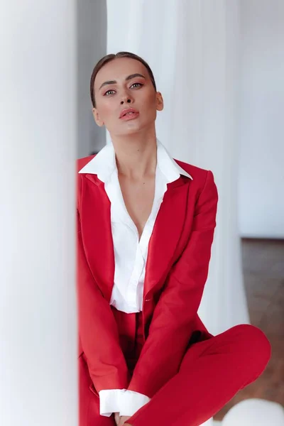 Dziewczyna Modnej Kombinacji Kolorów Ubrań Całkowicie Czerwony Naturalne Kolory Naturalne — Zdjęcie stockowe