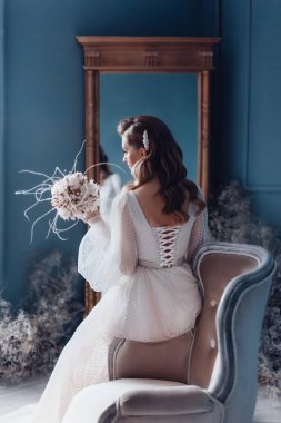 Güzel genç gelinin portresi. Hassas bir kadın portresi. Düğün makyajı. Doğal güzellik..