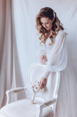 Güzel genç gelinin portresi. Hassas bir kadın portresi. Düğün makyajı. Doğal güzellik..