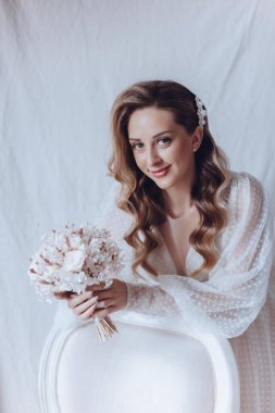 Güzel genç gelinin portresi. Hassas bir kadın portresi. Düğün makyajı. Doğal güzellik..