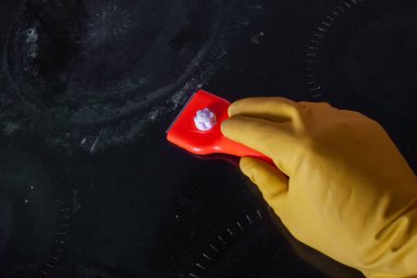 Cam seramikleri temizlemek için kazıyıcı. Arka planda yanmış toprak var.