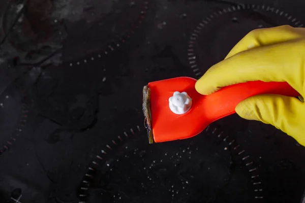 Cam seramikleri temizlemek için kazıyıcı. Arka planda yanmış toprak var.