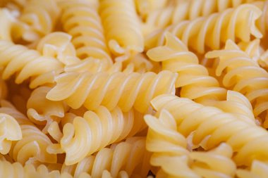 ham makarna spiral arkaplan seçici odak.