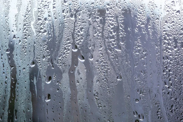 濡れた窓の背景 汗びっしょりのガラスに凝縮物の滴 冷たい霧のガラス — ストック写真