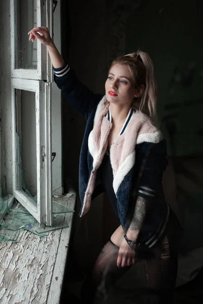 Sexy pinup girl en sous-vêtements posant dans un bâtiment abandonné. — Photo