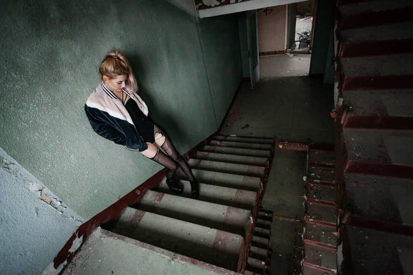 Gadis celana dalam seksi berpose di gedung kosong. — Stok Foto