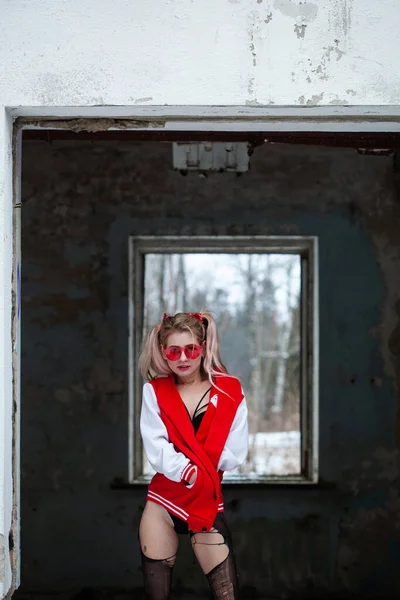 Szexi pinup lány fehérneműben pózol egy elhagyatott épületben. — Stock Fotó