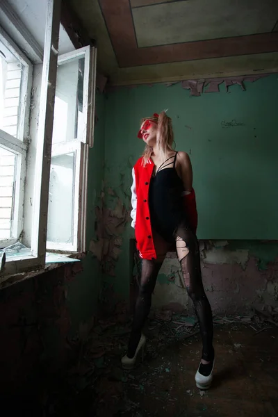Σέξι κοπέλα με εσώρουχα που ποζάρει σε εγκαταλελειμμένο κτίριο.. Φωτογραφία Αρχείου