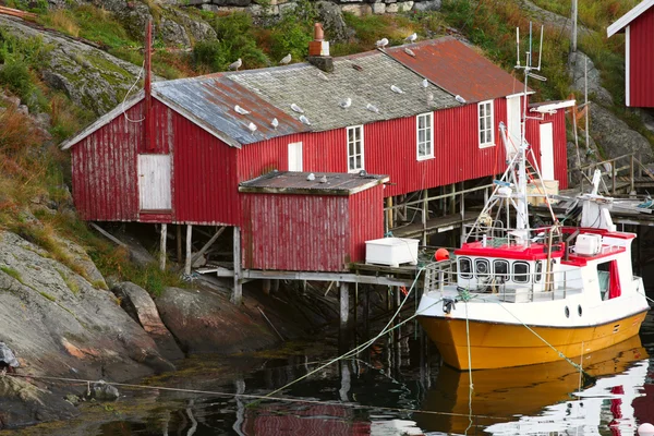 Rorbu en het schip Fisherman 's — Stockfoto