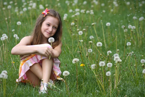 Meisje met paardebloem — Stockfoto