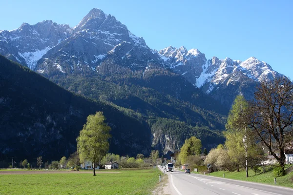 Strada diritta per le montagne — Foto Stock