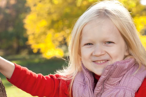 Mladá dívka v parku — Stock fotografie