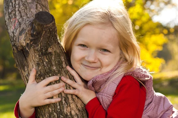 Jong meisje in het park — Stockfoto