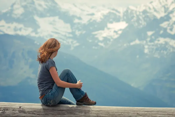 Menina olhando para as montanhas — Fotografia de Stock