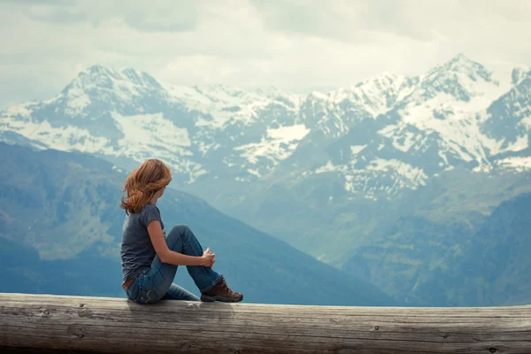 Fille regardant les montagnes — Photo